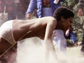 Дженни Белл голая, Лола Фалана голая – Человек клана (1974) #2