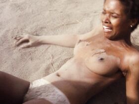 Дженни Белл голая, Лола Фалана голая – Человек клана (1974)