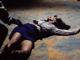 Дженни Белл голая, Лола Фалана голая – Человек клана (1974) #4