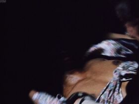 Дженни Белл голая, Лола Фалана голая – Человек клана (1974) #6