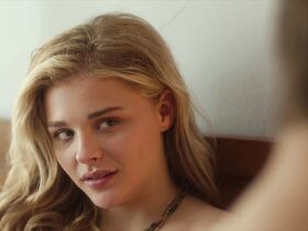 Хлоя Грейс Морец секси – Ноябрьские преступники (2017) #5