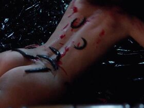 Кари Роуз голая – Слизни (1988) #5