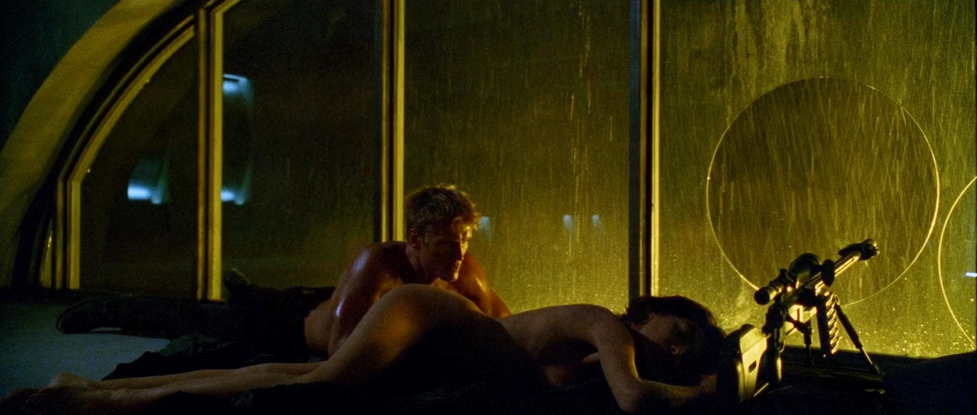 Джина Беллман секси - Под прицелом (1996) .