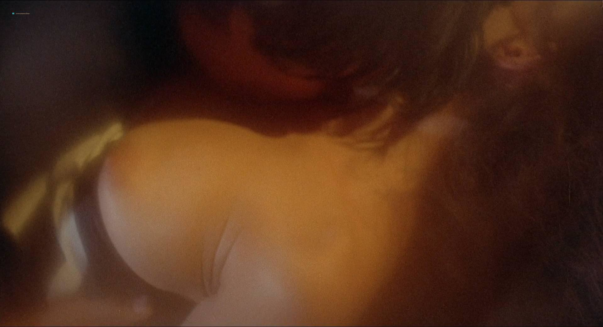 Жаклин Биссет голая, Барбара Паркинс голая - Вальс Мефистофеля (1971) #2.