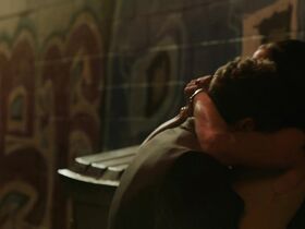 Шошанна Штерн секси – Так близко s01E06 (2018) #5