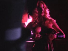 Элис Фридланд голая, Азизи Джохари голая, Кэрол Уоррен голая – Убийство китайского букмекера (1976) #1