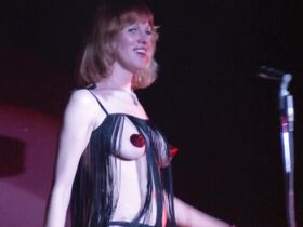 Элис Фридланд голая, Азизи Джохари голая, Кэрол Уоррен голая – Убийство китайского букмекера (1976) #3