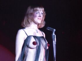 Элис Фридланд голая, Азизи Джохари голая, Кэрол Уоррен голая – Убийство китайского букмекера (1976) #4