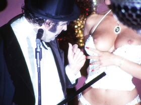 Элис Фридланд голая, Азизи Джохари голая, Кэрол Уоррен голая – Убийство китайского букмекера (1976) #6