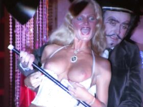 Элис Фридланд голая, Азизи Джохари голая, Кэрол Уоррен голая – Убийство китайского букмекера (1976)