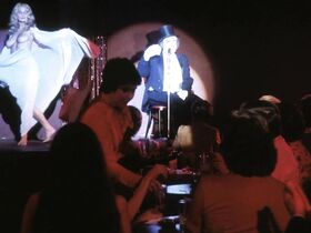 Элис Фридланд голая, Азизи Джохари голая, Кэрол Уоррен голая – Убийство китайского букмекера (1976) #9