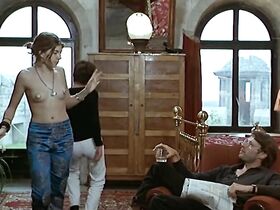 Алексия Стреси голая, Лу Дуайон голая, Элиз Перрье голая – Слишком много (мало) любви (1998) #6