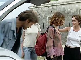 Алексия Стреси голая, Лу Дуайон голая, Элиз Перрье голая – Слишком много (мало) любви (1998) #8