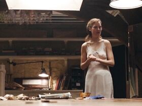 Вики Крипс секси – Призрачная нить (2017) #1