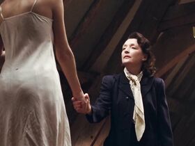 Вики Крипс секси – Призрачная нить (2017) #2