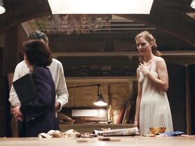 Вики Крипс секси – Призрачная нить (2017) #3