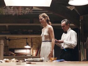 Вики Крипс секси – Призрачная нить (2017) #4