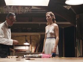 Вики Крипс секси – Призрачная нить (2017) #5