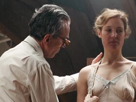 Вики Крипс секси – Призрачная нить (2017) #6