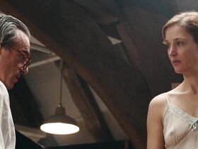 Вики Крипс секси – Призрачная нить (2017) #7