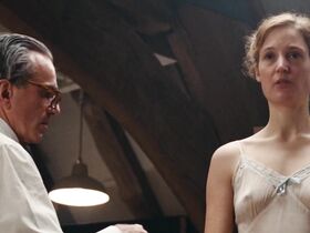 Вики Крипс секси – Призрачная нить (2017)