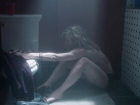 Эмили Кинни секси, Кира Седжвик секси – Десять дней в долине s01e02 (2017) #5