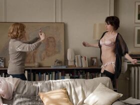 Валери Боннетон голая, Изабель Карре голая – Совместная опека (2017) #4