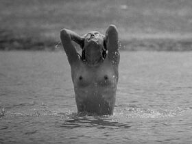 Анн Броше голая – Пыль (2001)