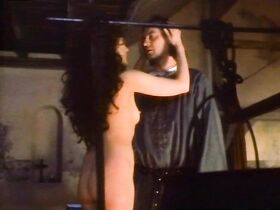 Ким Томсон голая, Виктория Бёргойн голая – Похищенный рай (1988) #2