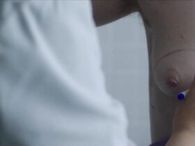 Лив Хьюсон голая – Королевы возвращаются s01e02 (2018) #2