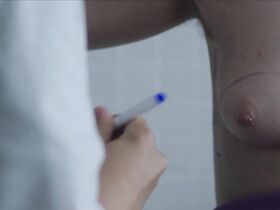 Лив Хьюсон голая – Королевы возвращаются s01e02 (2018) #3