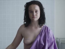 Лив Хьюсон голая – Королевы возвращаются s01e02 (2018)