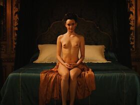 Виктуар Досерр голая, Мэддисон Джайзани голая – Версаль (2018)