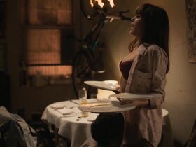 Элла Пернелл секси, Кейтлин Фицджералд секси – Сладкая горечь s01e03 (2018)