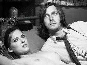 Джули Янссен голая – Жизнь прекрасна (2018) #4