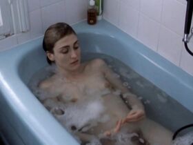 Жюли Гайе голая, Натали Ришар голая, Клои Мон голая, Мари Сен-Дизье голая – Смешение жанров (2000) #19