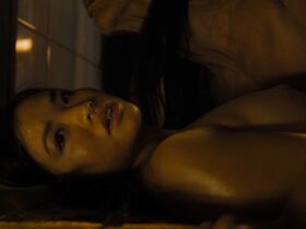 Наташа Лю Бордиццо голая – Здесь и сейчас s01e07 (2018)