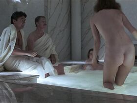 Сара Экхардт голая, Карен Колхаас голая – Всё меняется (1988)