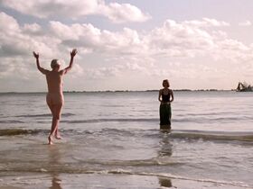 Бриджит Фонда голая, Джессика Тэнди голая – Камилла (1994)