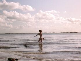 Бриджит Фонда голая, Джессика Тэнди голая – Камилла (1994) #2