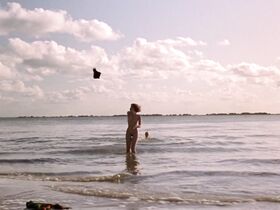 Бриджит Фонда голая, Джессика Тэнди голая – Камилла (1994) #3