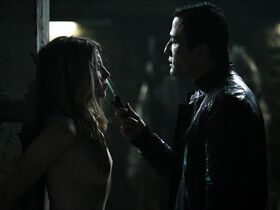 Клеманс Бретеше голая – Змей с тысячей порезов (2017) #2