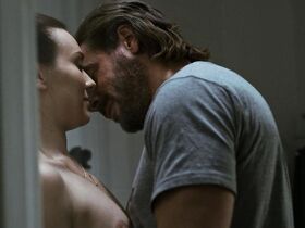 Алиетт Офейм голая – Сговор s01e01 (2017)