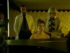 Камилль Воглер голая – Трансферы s01e03 (2017)