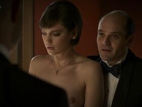 Сильвия Бусуйок голая – Снеговик (2017) #2