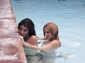 Лора Флэннери голая, Лиз Табиш голая – В погоне за счастьем (2016) #4