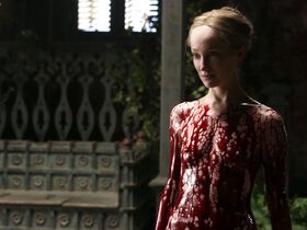 Лотта Вербек голая – Чужестранка s03e12 (2017)