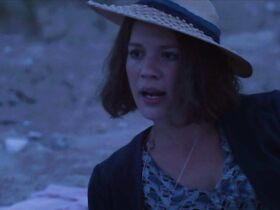 Амалия Доллерап голая – Приморский отель s05e01 (2018) #2