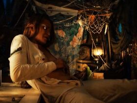 Джулия Бэтилан голая – Molly (2017) #4