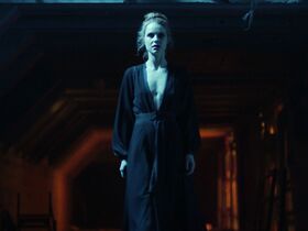 Джиа Кроватин голая – Ван Хельсинг s02e02 (2017) #1